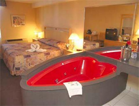 Howard Johnson Plaza By Wyndham By The Falls 3*