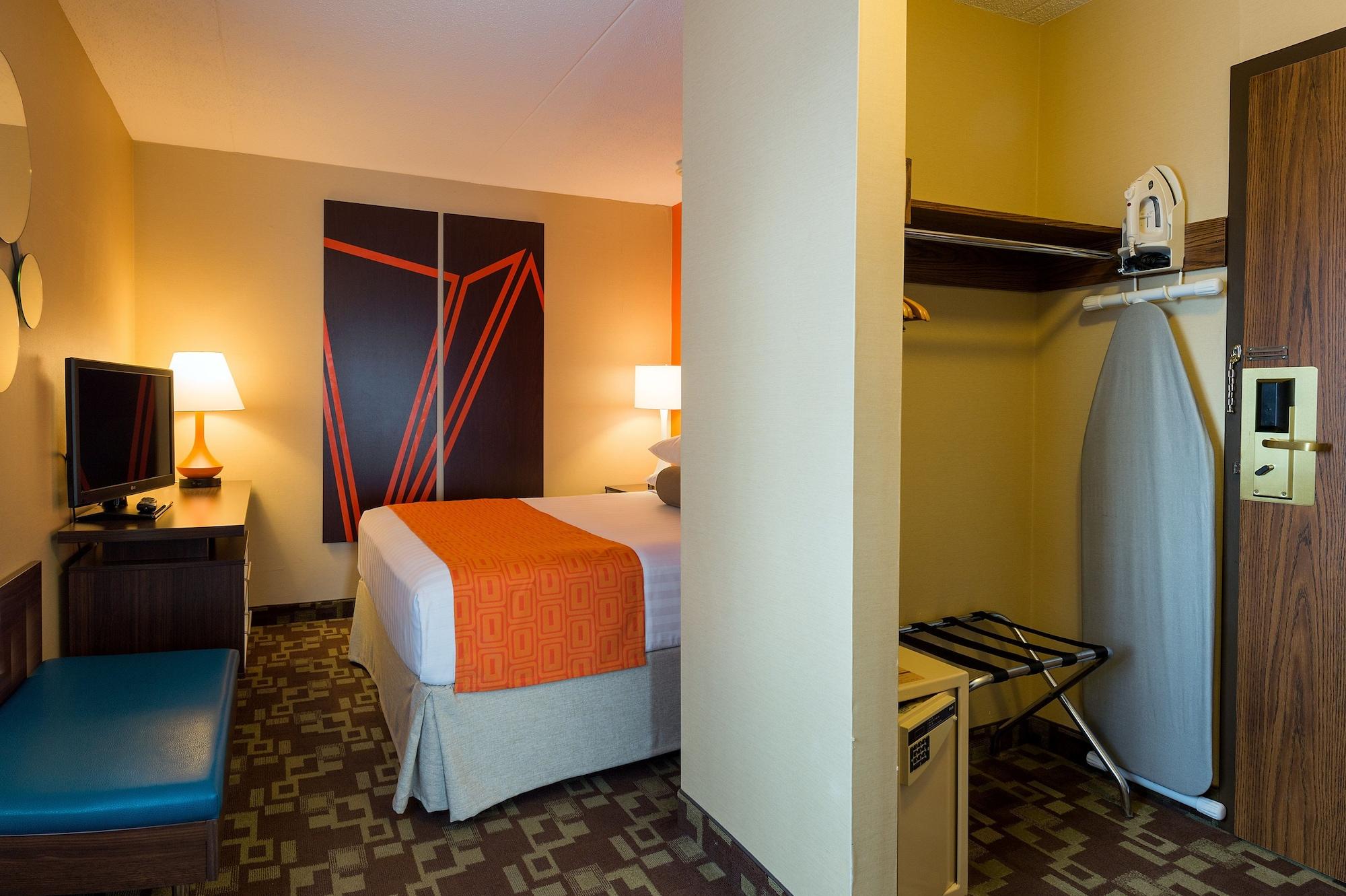 Howard Johnson Plaza By Wyndham By The Falls Hotel 3*