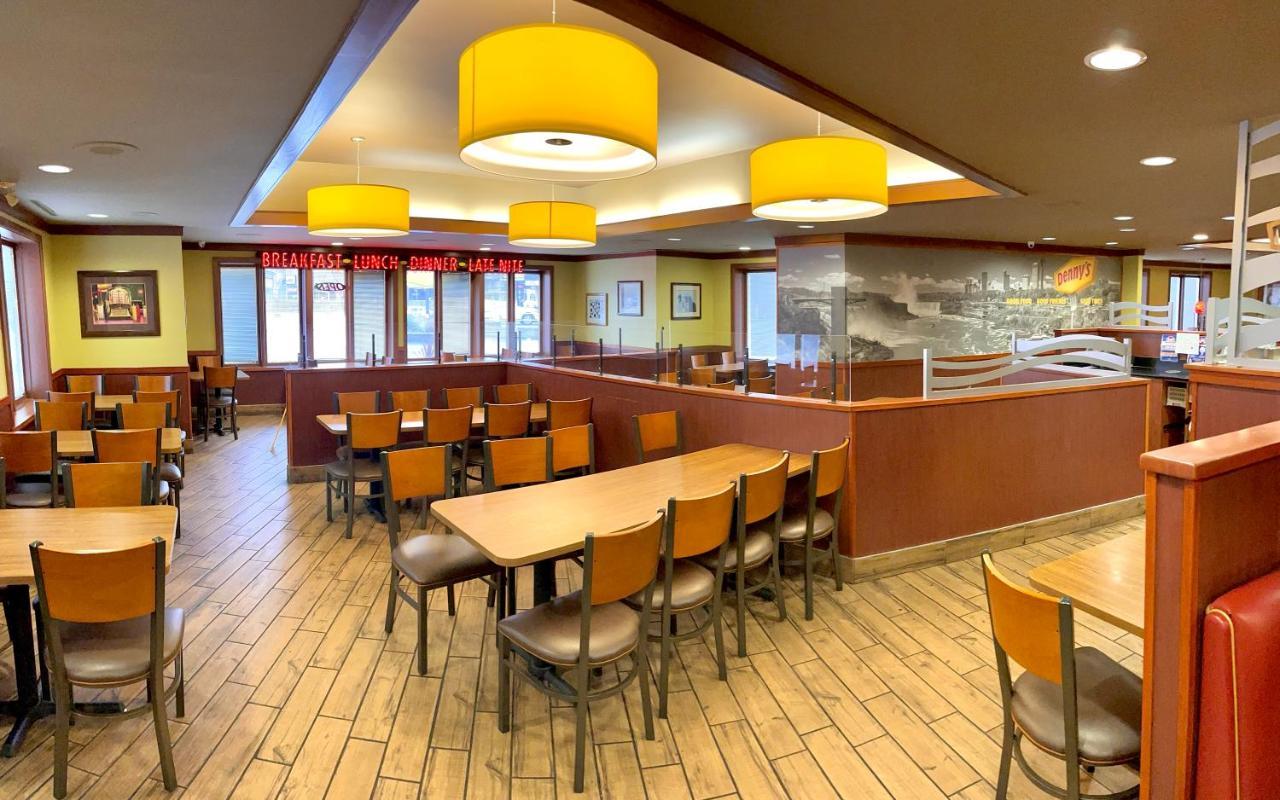 Howard Johnson Plaza By Wyndham By The Falls Hotel