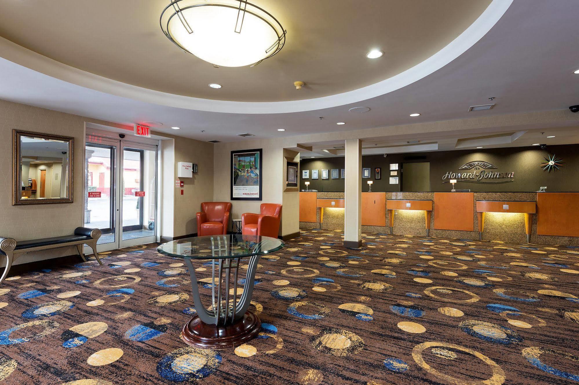 Howard Johnson Plaza By Wyndham By The Falls Hotel 3*