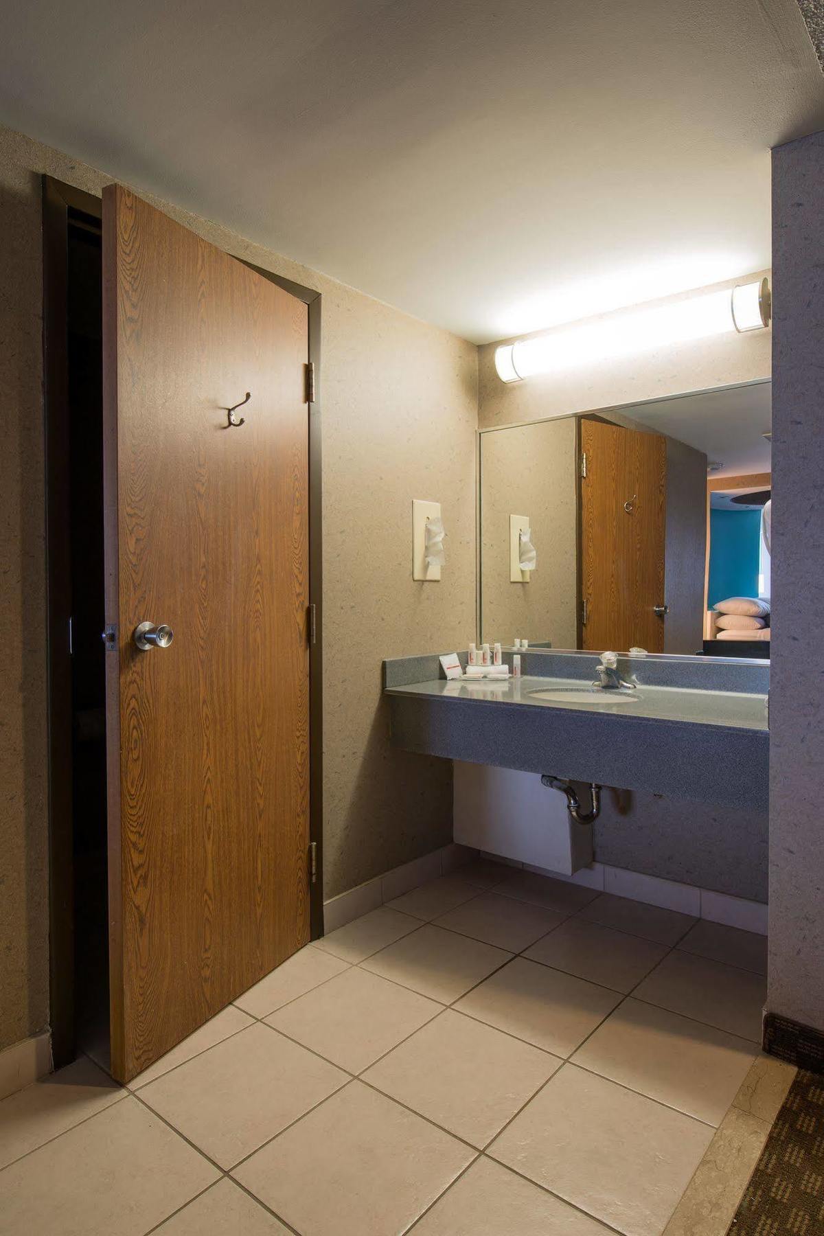 Howard Johnson Plaza By Wyndham By The Falls 3*