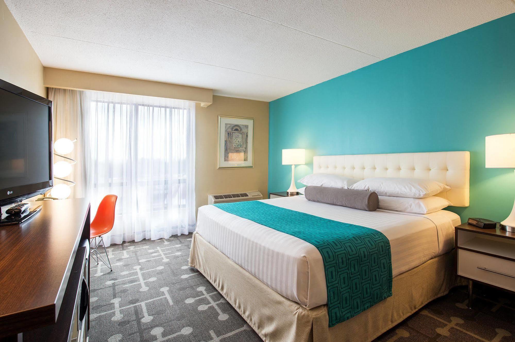 Hotel Howard Johnson Plaza By Wyndham By The Falls