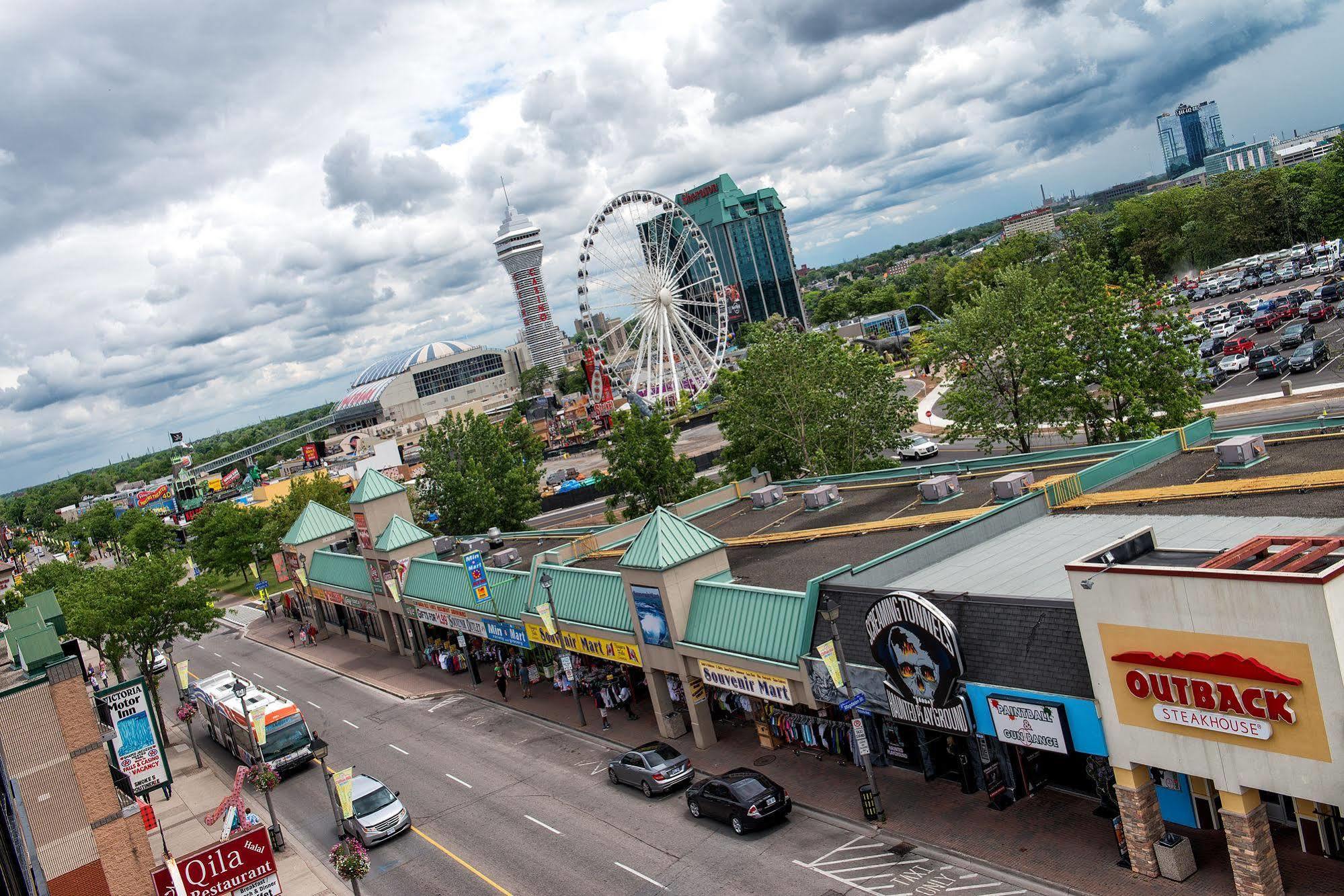 Howard Johnson Plaza By Wyndham By The Falls Hotel 3*