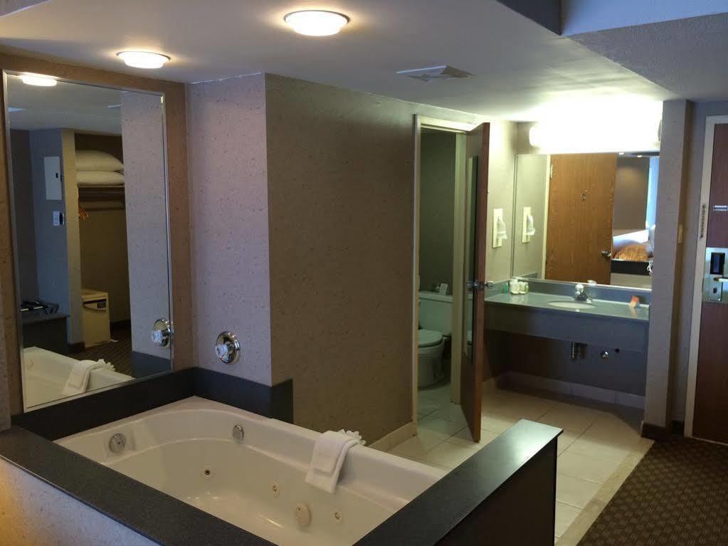 Howard Johnson Plaza By Wyndham By The Falls Hotel Niagara Falls